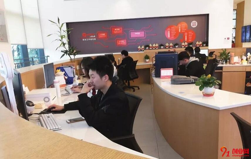他在事業辭職創業，現在一個月狂賺200000！