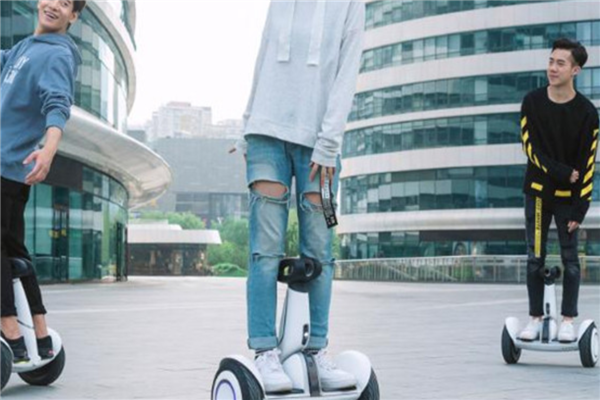 易步平衡車街上