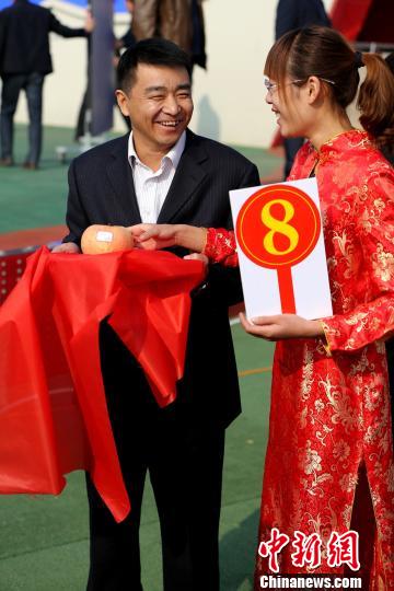 最終，當地一家農資企業老板以13800元人民幣購得重達614.3g的蘋果王。　梁犇　攝