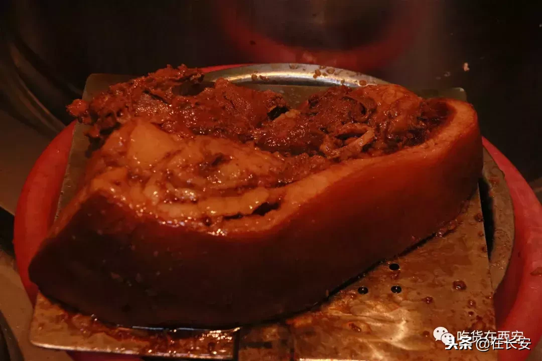 在西安開了快40年的肉夾饃小館，一天賣出400多斤肉！